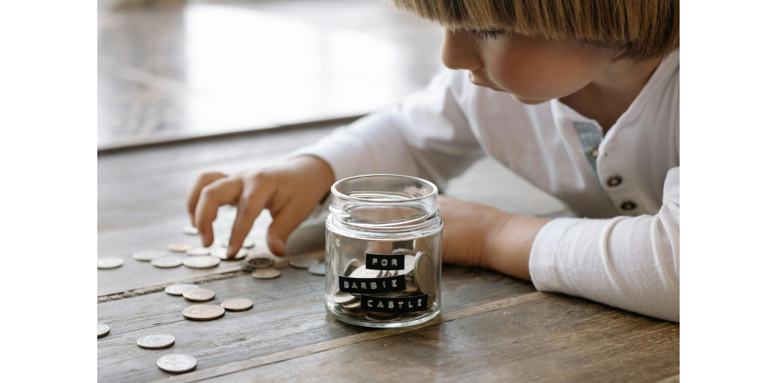Rappresentazione visiva dell'articolo: Giochi e attività pratiche per insegnare ai bambini il valore del denaro